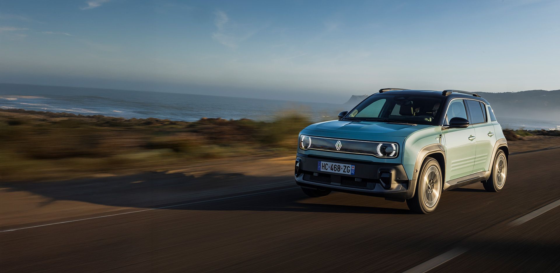 Auto vor modernem Haus